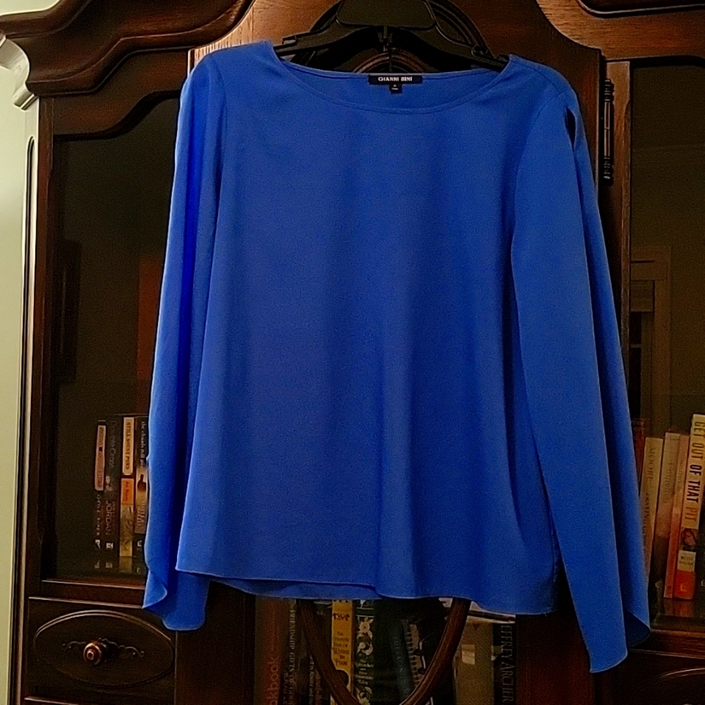 Stunning light royal blue open bell v bell sleeve Gianni Bini blouse